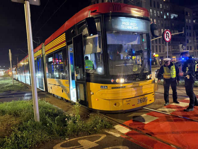 Kobieta wpadła pod Tramwaj w Warszawie. Jest w ciężkim stanie