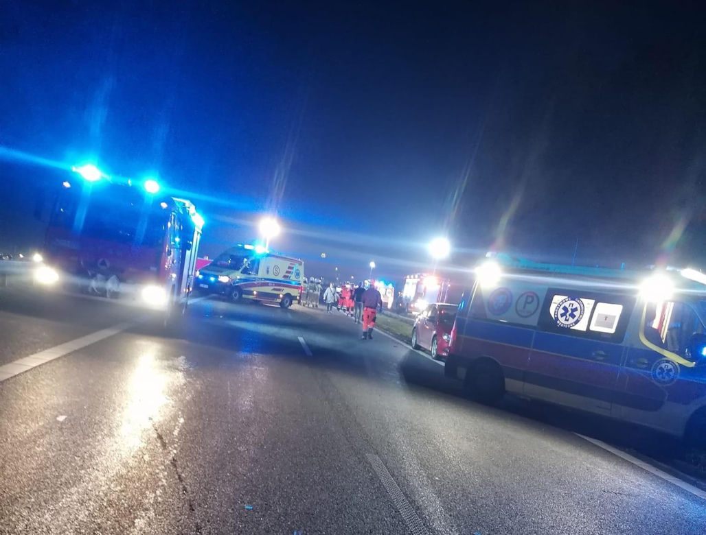 10-letnia dziewczynka nie żyje. Wiele osób rannych. Koszmar na drodze pod Żyrardowem