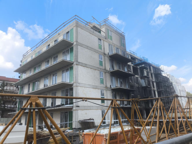 Tak wygląda plac budowy po gigantycznym pożarze w Warszawie. Mieszkańcy w szoku: „szkoda tych ludzi”