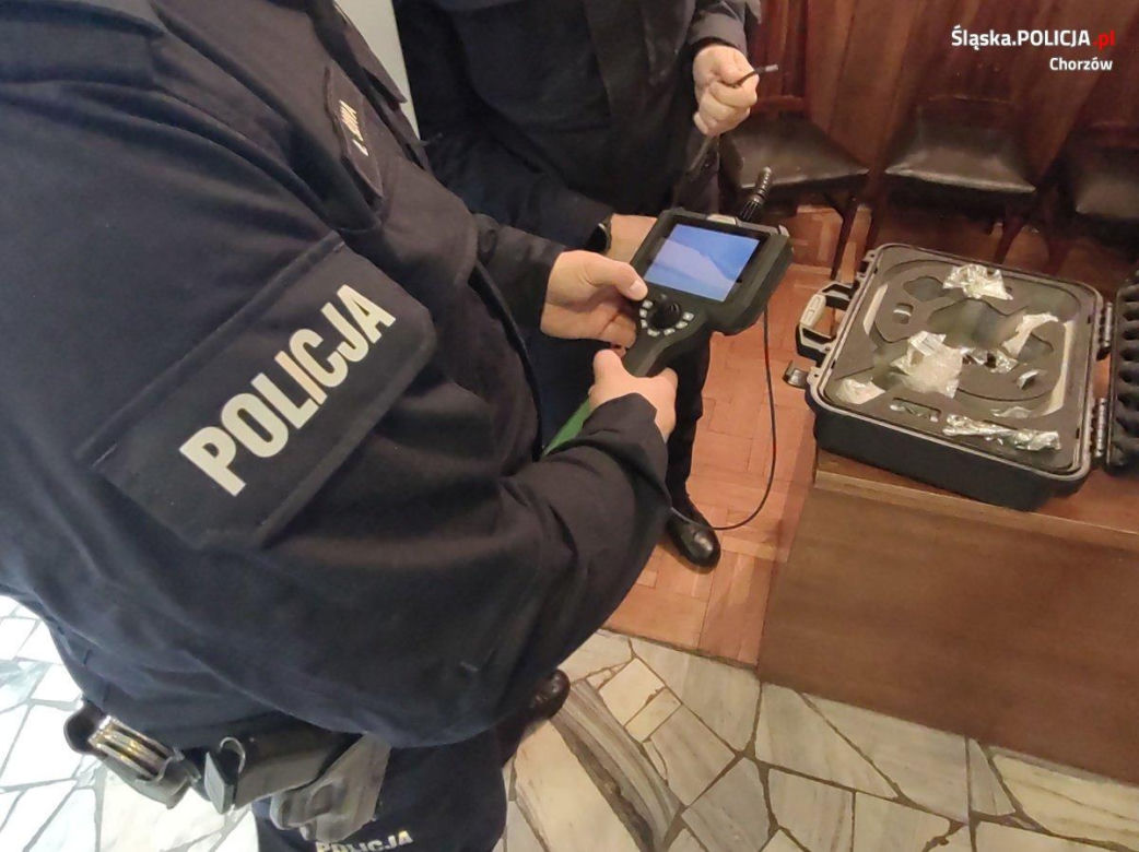 Dwóch pijanych mężczyzn wdarło się do USC w Chorzowie i zabrało flagę Polski 