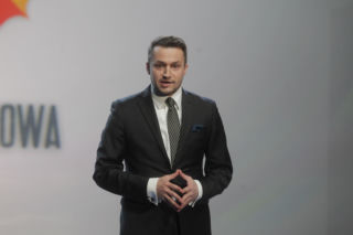 Komu doradza, że tyle zarabia