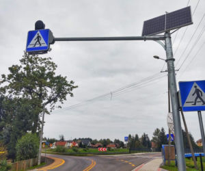 Ktoś ukradł znaki drogowe umieszczone na słupach kilka metrów nad ziemią