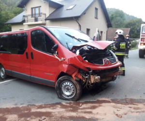 Kicznia. Uderzył samochodem w budynek. Wszystko przez dzikie zwierzę