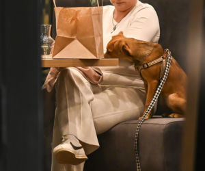 Monika Richardson z dzieckiem i pieskiem