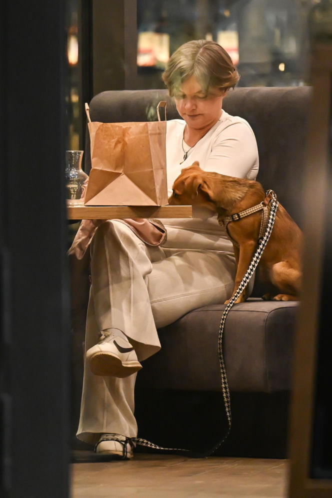 Monika Richardson z dzieckiem i pieskiem