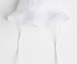 Biały kapelusz przeciwsłoneczny H&M 22,99 zł