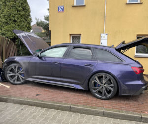 Rozbili sportowe audi za 800 tys. zł. Drogowa demolka w Ząbkach