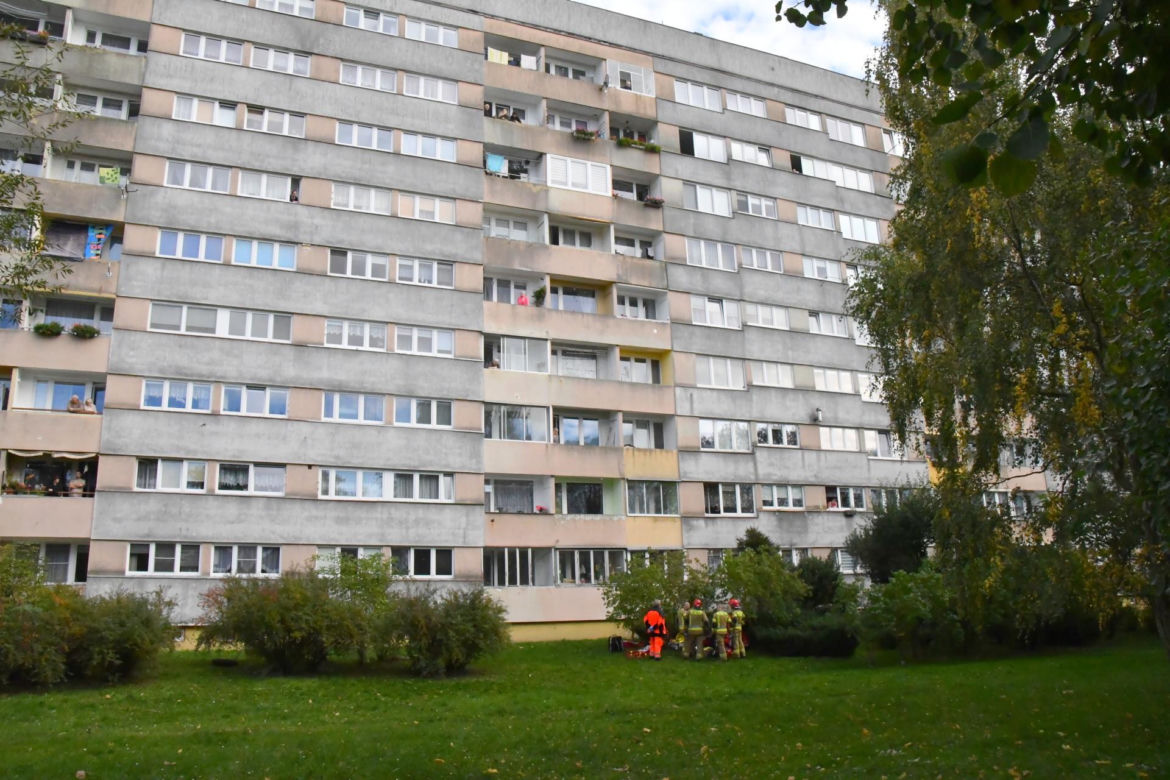 Wypadek w Świnoujściu. Mężczyzna wypadł z okna