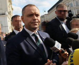 Karol Nawrocki spaceruje z sympatykami
