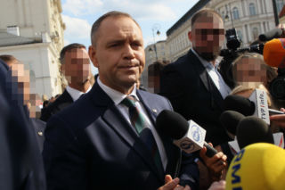 Karol Nawrocki spaceruje z sympatykami
