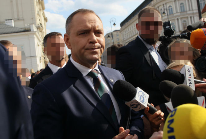 Karol Nawrocki spaceruje z sympatykami