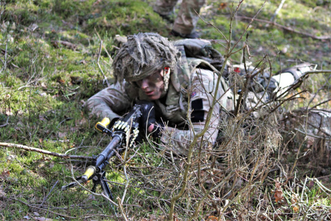 Brytyjscy żołnierze, ćwiczenia na poligonie