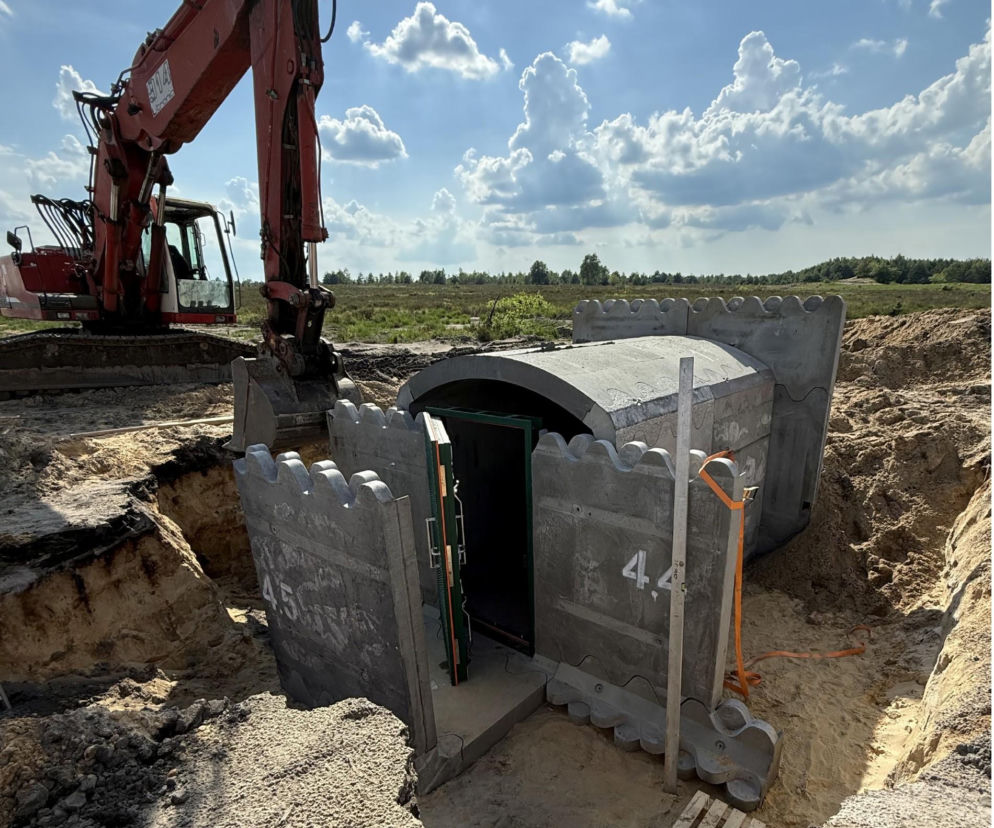 Betonowy schron modułowy w wykopie ziemnym, montowany przy użyciu koparki. O systemie ARX Modular przeczytasz na Muratordom.