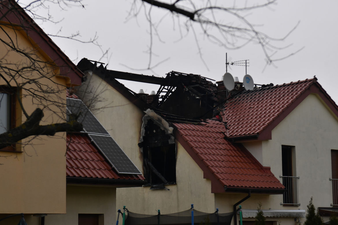 Miejsce po nocnym pożarze na poddaszu domu dwurodzinnego na szczecińskim osiedlu Krzekowo-Bezrzecze