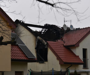 Miejsce po nocnym pożarze na poddaszu domu dwurodzinnego na szczecińskim osiedlu Krzekowo-Bezrzecze
