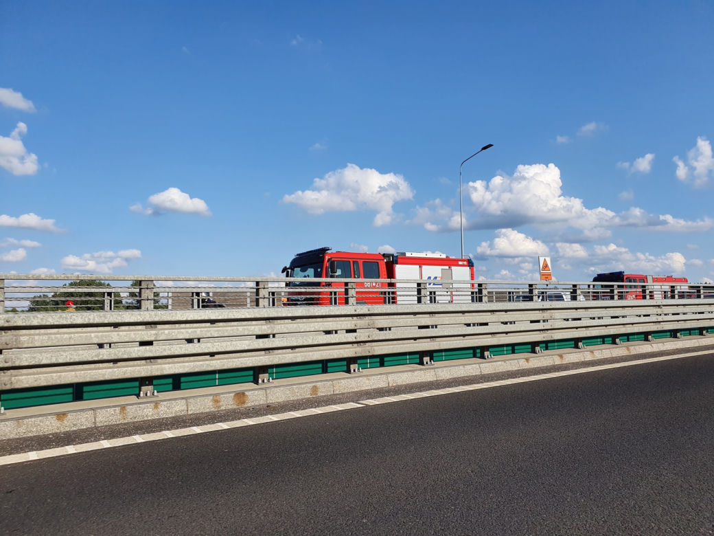 Ciężarówka spadła z wiaduktu na S8 pod Radzyminem
