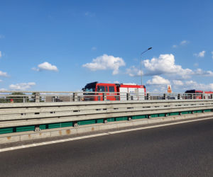 Ciężarówka spadła z wiaduktu na S8 pod Radzyminem