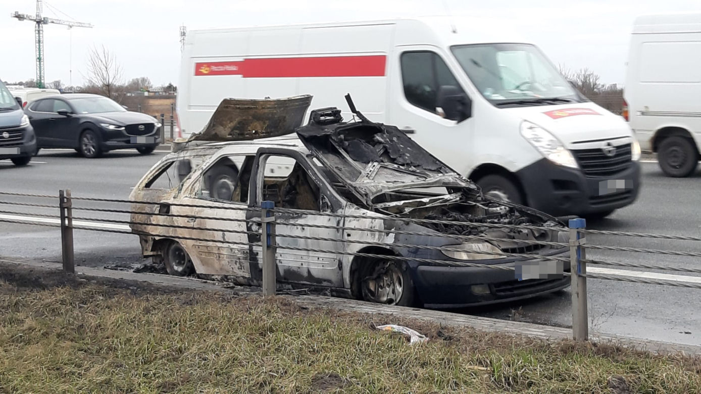 Kłęby dymu na S2. Osobówka płonęła jak pochodnia