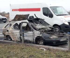 Kłęby dymu na S2. Osobówka płonęła jak pochodnia