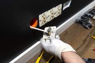 Ile weźmie elektryk za podłączenie instalacji elektrycznej? Cennik na 2026 rok