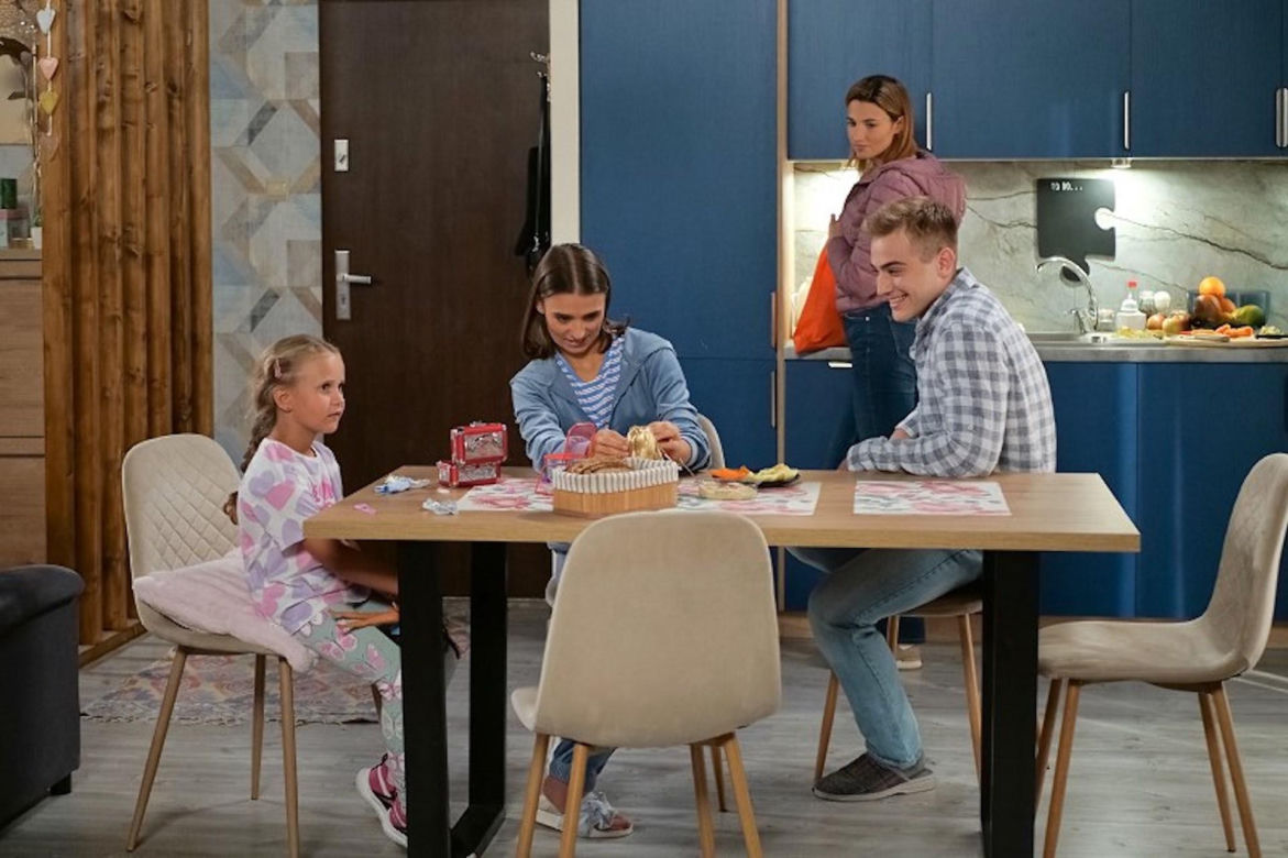 Pierwsza miłość, odcinek 3940: Anka (Anna Pentz), Marlenka (Amelia i Emilia Baranowskie), Kamil Biały (Igor Paszczyk), Iga (Waleria Gorobets)