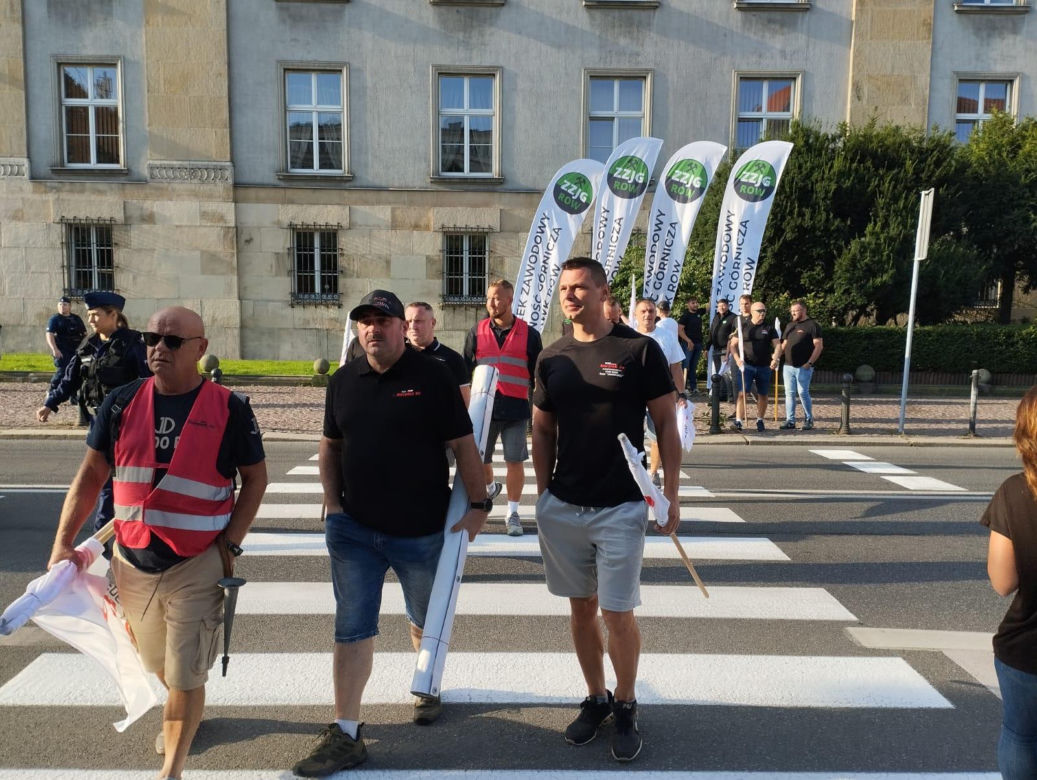 Paraliż w Katowicach. Rozpoczął się protest górników i hutników. "Stal się hartuje, a rząd ją rujnuje"