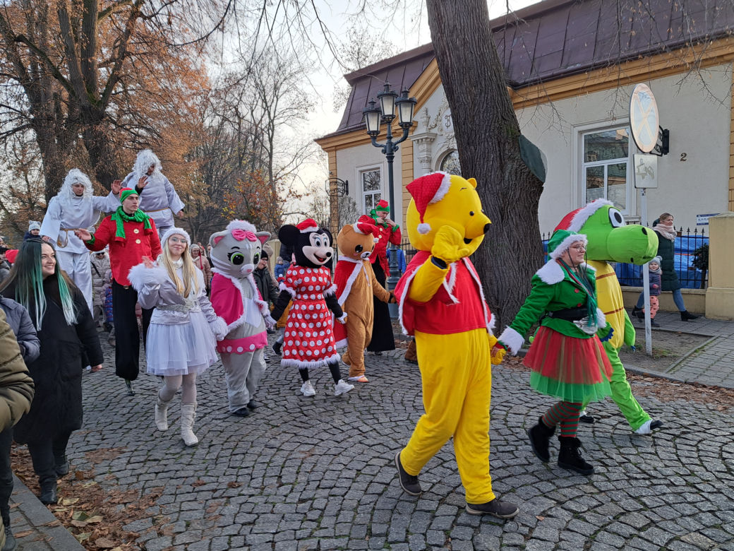 Parada Św. Mikołaja w Rzeszowie. Tłumy dzieci na spotkaniu ze Świętym na Rynku
