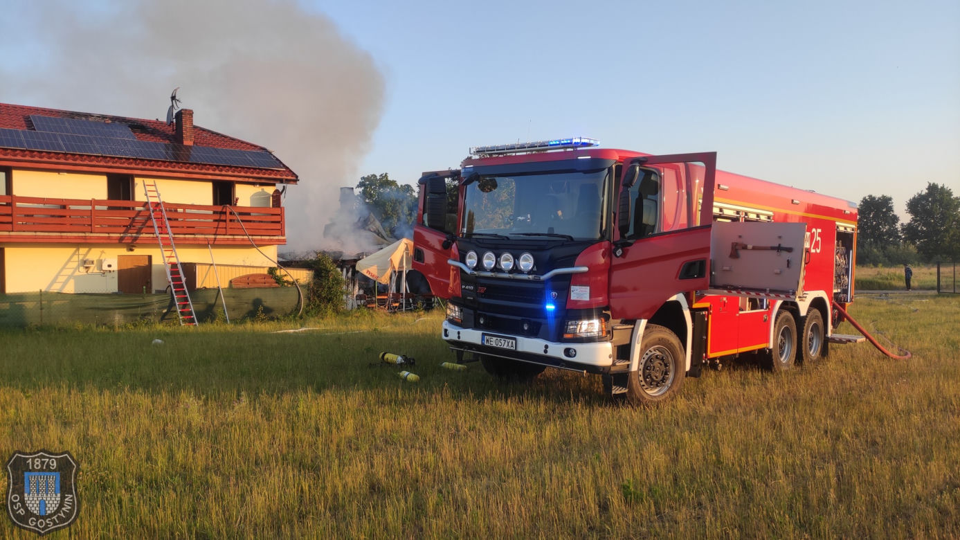 Gaszenie przez strażaków pożaru Baru Letniego
