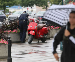 Policjanci grzebią w śmietnikach i kwietnikach w centrum Warszawy