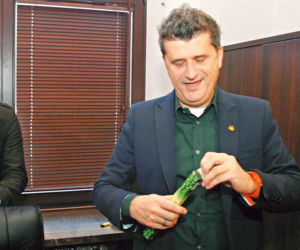 Palikot stchórzył! Zapalił marihuanę, ale w kadzidełku