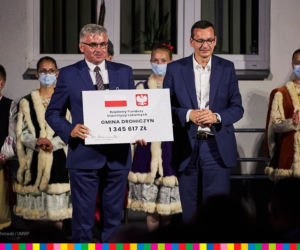 Premier Mateusz Morawiecki przyjechał na Podlasie i rozdaje czeki 