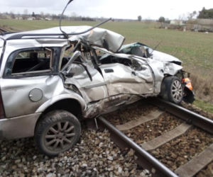 Koszmarny wypadek na przejeździe kolejowym pod Poddębicami