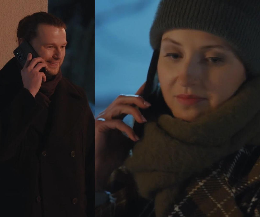 Mikołaj (Mateusz Kościukiewicz) uśmiecha się, rozmawiając przez telefon, ubrany w ciemny płaszcz i szalik. Po prawej stronie Natalka (Dominika Suchecka) w czapce i szaliku odbiera połączenie. Scena z ostatniego odcinka M jak miłość przed wakacjami, dostępna na stronie Super Seriale.