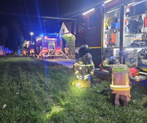 Pożar domu w Woli Rzędzińskiej – 1 osoba trafiła do szpitala