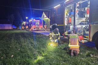 Pożar domu w Woli Rzędzińskiej – 1 osoba trafiła do szpitala