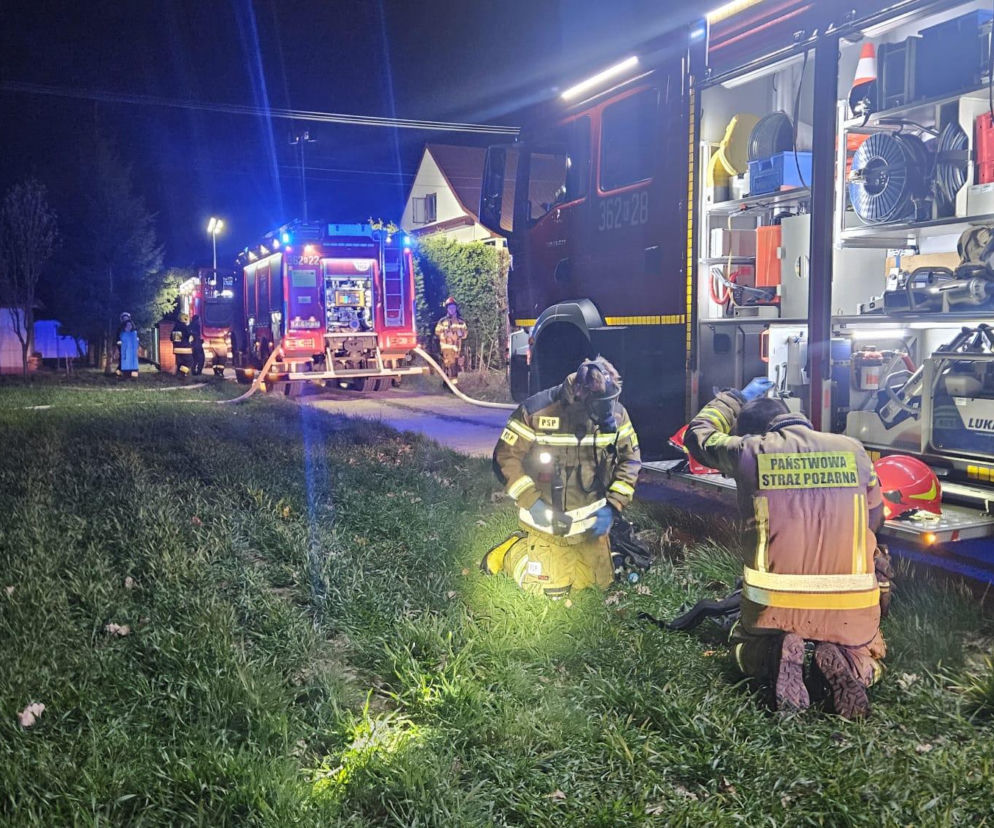 Pożar domu w Woli Rzędzińskiej – 1 osoba trafiła do szpitala