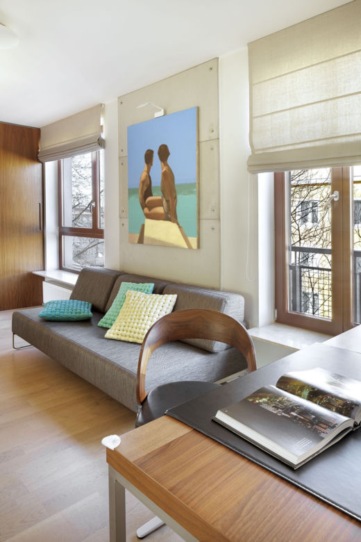 Szara sofa w salonie