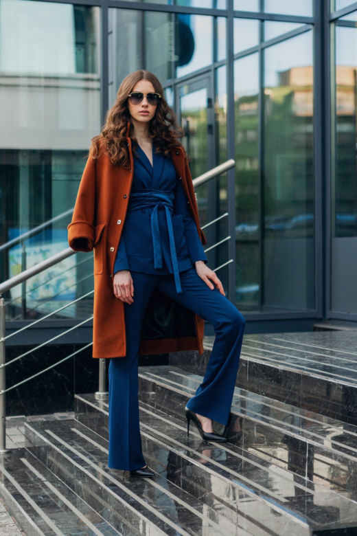 Zapomnij o czerni, beżu i szarości. W tym sezonie w modzie niepodzielnie rządzi odcień „midnight blue”
