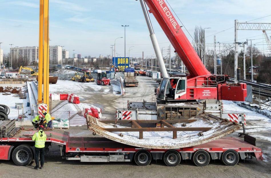 Druga dostawa części maszyny TBM na plac budowy w Łodzi. Luty 2026
