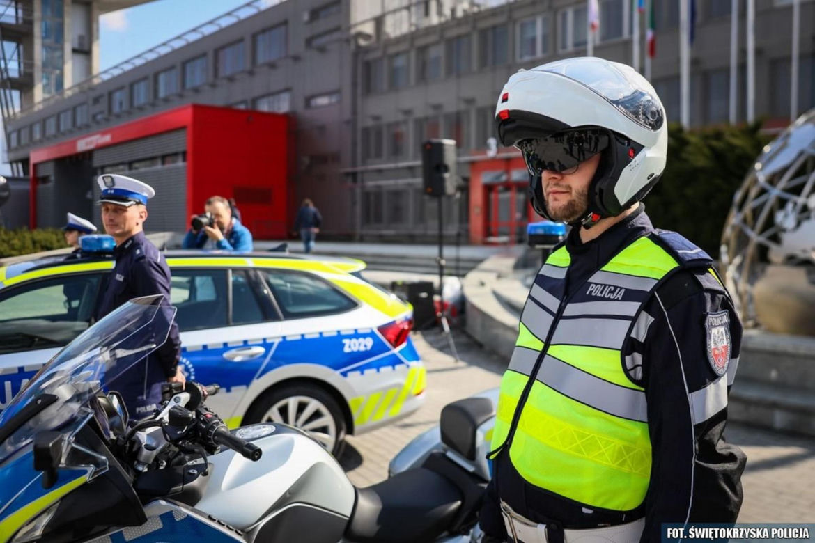 Policjanci jeżdżą odnowionymi radiowozami! Samochody aż się błyszczą! [ZDJĘCIA]