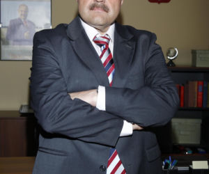 Tak Cezary Żak wyglądał na początku kariery. Niezwykła metamorfoza gwiazdora Miodowych lat