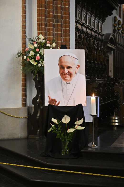 Warszawa żegna papieża Franciszka. Poruszające wpisy w Archikatedrze 