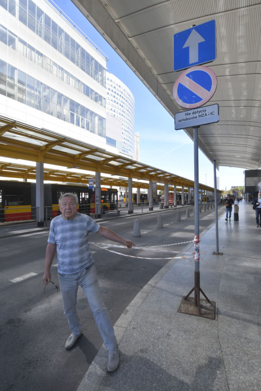 Taksówkarze wyrzuceni spod centralnego. Miejsca parkingowe stoją puste