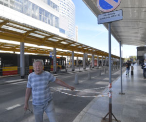 Taksówkarze wyrzuceni spod centralnego. Miejsca parkingowe stoją puste