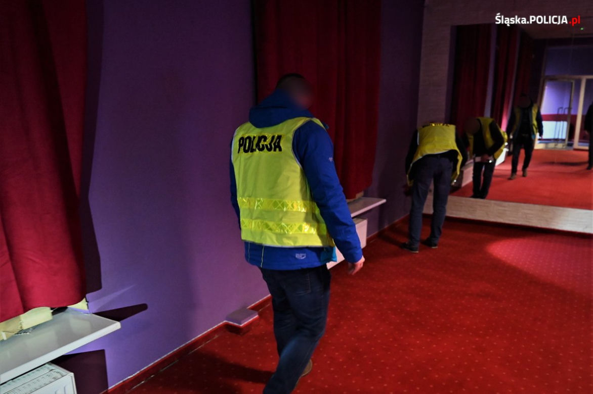 Policjanci rozbili grupę przestępczą. Organizowała ona nielegalne gry na automatach