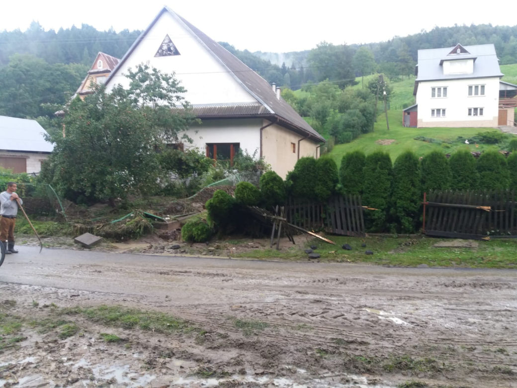 Wojkowa zalana przez potok. Powalone drzewa zablokowały przejazd