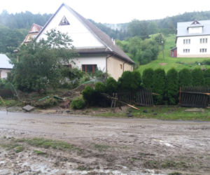 Wojkowa zalana przez potok. Powalone drzewa zablokowały przejazd