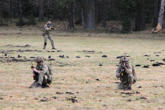 Brytyjscy żołnierze, ćwiczenia na poligonie