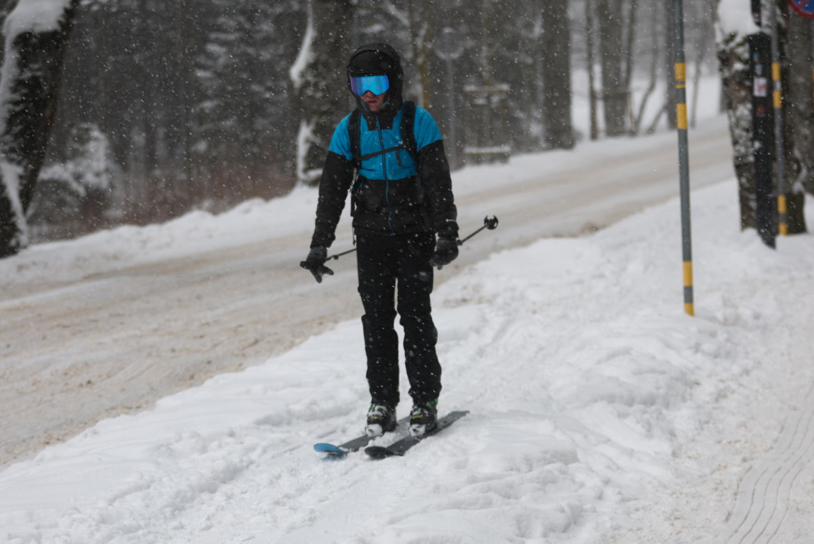 Zakopane pod śniegiem. Miasto ma problem z opadami