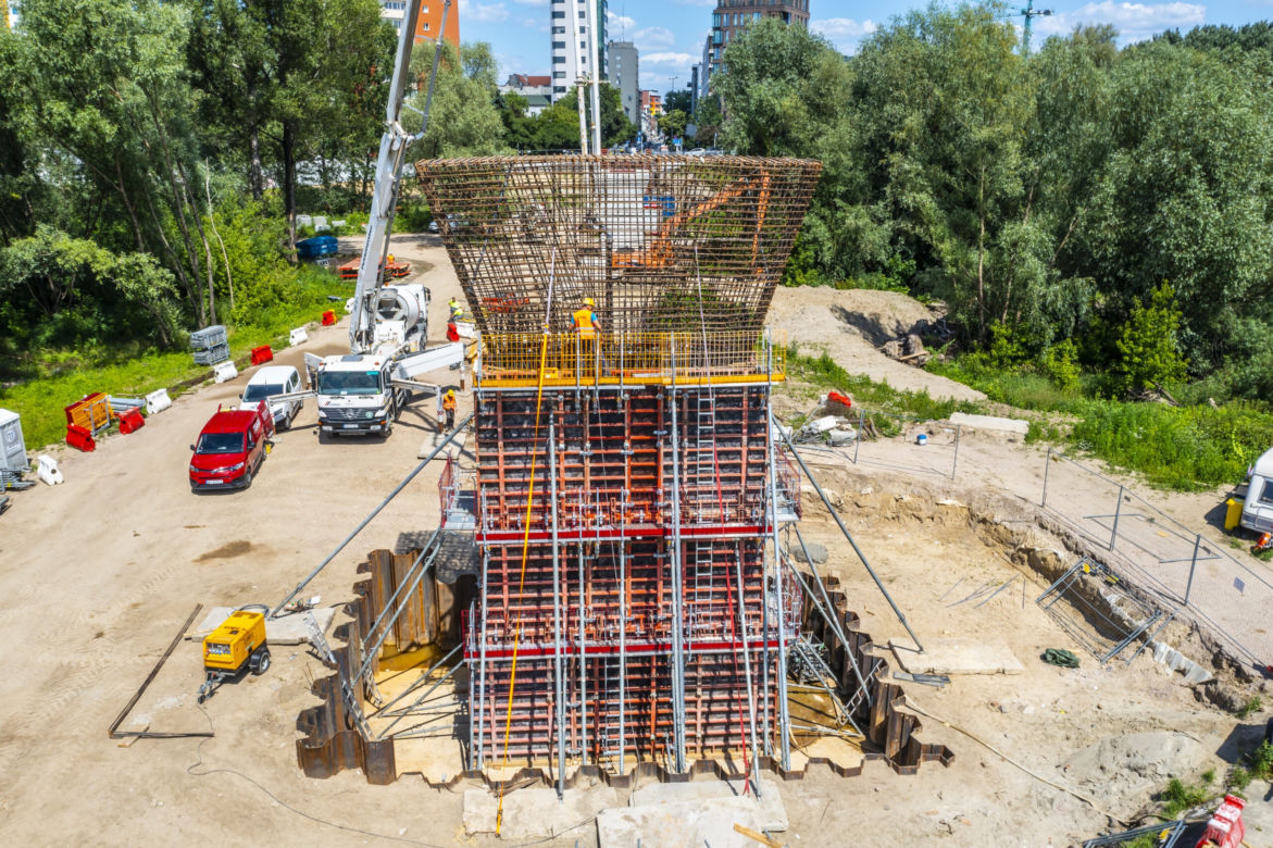 Warszawa: trwa budowa mostu pieszo-rowerowego przez Wisłę
